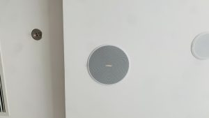 Lắp đặt loa âm trần cao cấp cho hệ thống âm thanh thông báo