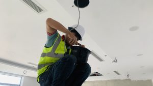 Nhân viên kỹ thuật đang lắp đặt thiết bị viễn thông Vidacom" hoặc "Kỹ thuật viên lắp đặt hệ thống mạng tại công trình"